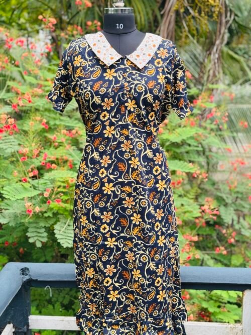Peterpan collar feeding gown