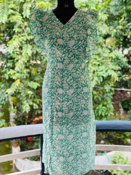 Nonfeeding rufflesleeve frock